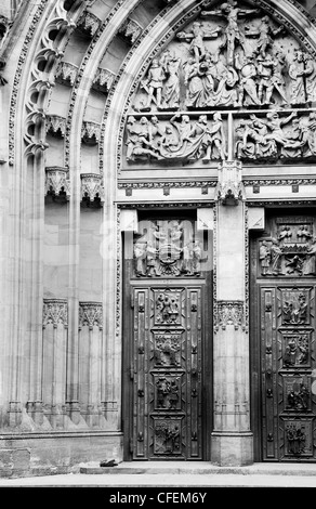 Riccamente intagliato l'ingresso alla Cattedrale di San Vito nel complesso del Castello di Praga Repubblica Ceca (colore disponibile presso CFEM74) Foto Stock