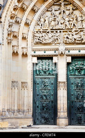 Riccamente intagliato l'ingresso alla Cattedrale di San Vito nel complesso del Castello di Praga Repubblica Ceca (monotono disponibili presso CFEM6Y) Foto Stock