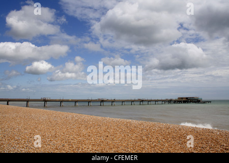 La spiaggia e il molo a trattare, nel Kent. Giornata di sole e cielo blu. Foto Stock