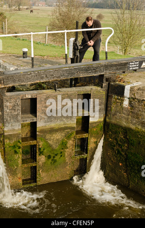 L'uomo operanti cancelli di blocco sul Grand Union Canal Stockers bloccare Rickmansworth Herts UK Foto Stock