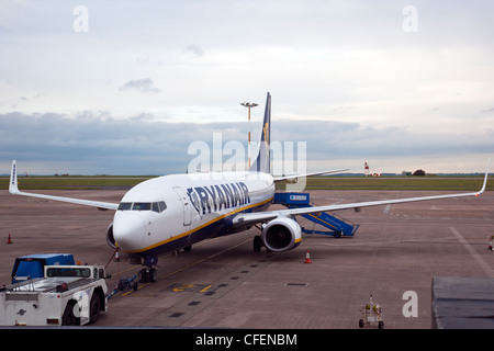 Piano di ryanair su asfalto a East Midlands Airport Leicestershire, in Inghilterra in attesa di verifiche di preflight Foto Stock