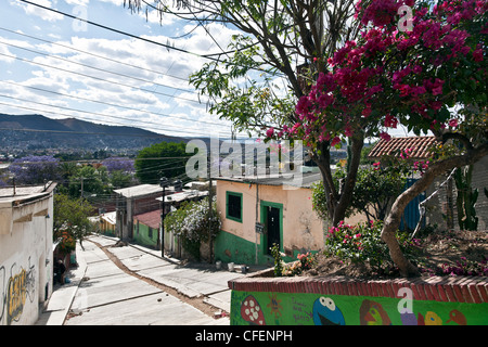 Ripida collina strada pedonale con vista su Oaxaca a sud-ovest su una bella giornata di primavera in Messico Foto Stock