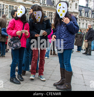 Parigi, Francia, Anti Nucleare gli attivisti dimostrando su anniversario della catastrofe Fukushima, ragazze giapponesi in maschere facciali, clima protesta Foto Stock