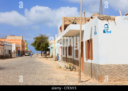 Tipica scena di strada con case coloniali lungo la strada di ciottoli della città capitale. Sal Rei, Boa Vista, Isole di Capo Verde. Foto Stock