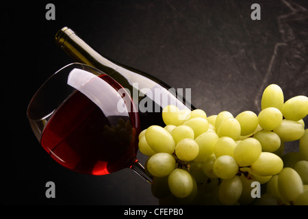 Still-life con grappolo di uva e di vino rosso Foto Stock