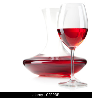 Studio shot di vino rosso e vetro decanter in composizione verticale. Sfondo bianco Foto Stock