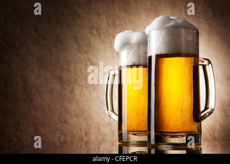 La birra in vetro su una antica pietra Foto Stock