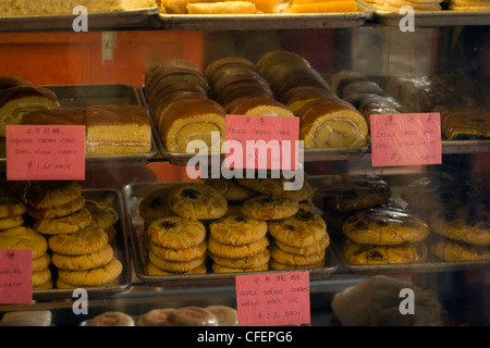 Dolci Cinesi sono visualizzati in un caso di un cinese panificio di Boston, Massachusetts. Foto Stock