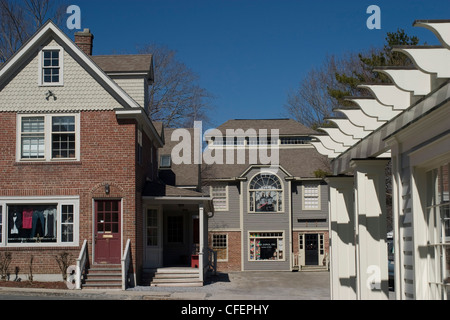 Lenox Massachusetts negozi sono giornata tranquilla su una soleggiata mattina di primavera. Foto Stock