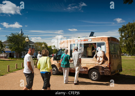 Warwickshire, Stratford on Avon, visitatori al tema di Shekespeare decorate Mr Whippy Ice Cream van Foto Stock