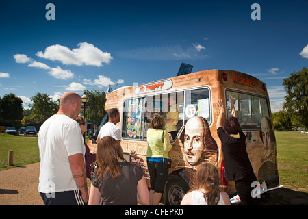 Warwickshire, Stratford on Avon, i visitatori a Shakespeare decorate a tema Mr Whippy Ice Cream van Foto Stock