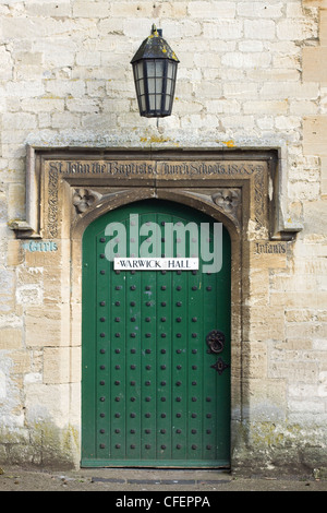 In Inghilterra la più bella cittadina medievale Burford gateway per i Cotswolds in Oxfordshire porta verde a Warwick Hall Foto Stock