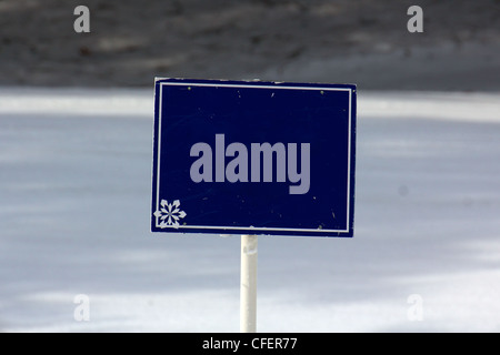 Vuoto azzurro segno informativo prima di un Snowy White background sulle piste da sci. Foto Stock