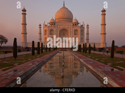 Taj Mahal al tramonto con la riflessione in acqua piscina, Agra, India Foto Stock