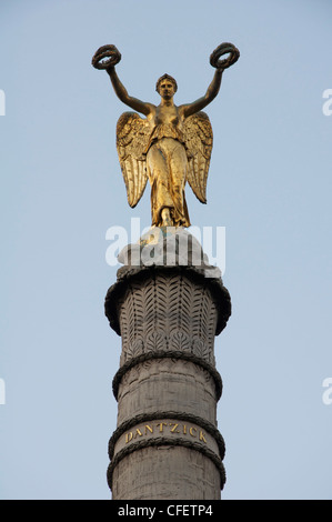 La statua dorata della Vittoria Alata, dallo scultore Louis-Simon Boizot, in cima alla colonna guardando verso il basso oltre la Place du Châtelet di Parigi. La Francia. Foto Stock