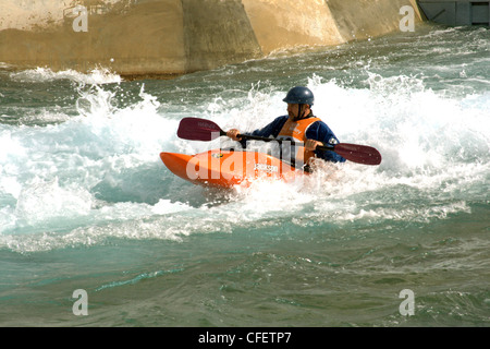 Lee Valley Whitewater Center nel Hertfordshire, un nuovo scopo-impianto integrato per il 2012 Olympic Canoa Slalom eventi. Foto Stock