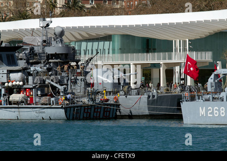 MALAGA, Spagna - 4 Marzo: dragamine della forza NATO SNMCMG2 ormeggiati nel nuovo dock il 4 marzo 2012 a Malaga, Spagna. Foto Stock