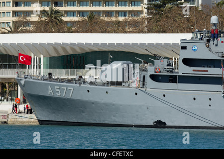 MALAGA, Spagna - 4 Marzo 2012: Marina turca minesweeper TCG Sokullu Mehmet Pasa di forza NATO SNMCMG2 è ormeggiato nel nuovo dock Foto Stock