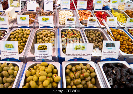 Pressione di stallo di cibo, lunedì mercato nel centro città, Skipton, Yorkshire Dales National Park, North Yorkshire, Inghilterra, Regno Unito Foto Stock