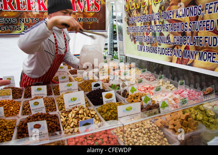 Alimenti greco stallo, lunedì mercato nel centro città, Skipton, Yorkshire Dales National Park, North Yorkshire, Inghilterra, Regno Unito Foto Stock