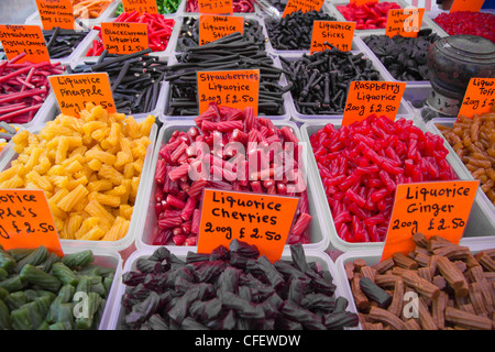 Caramelle stallo, lunedì mercato nel centro città, Skipton, Yorkshire Dales National Park, North Yorkshire, Inghilterra, Regno Unito Foto Stock