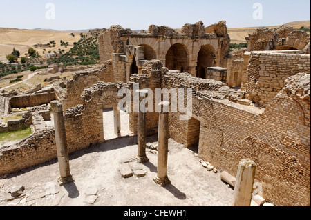 Dougga. La Tunisia. Vista delle colonne permanente della palestra che era grande peristilio camera presso i bagni Licinian. Dating da 260 Foto Stock