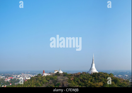 Khao Wang(Phra Nakhon Khiri Historical Park, Città Santa Hill) e Petchaburi città, Petchaburi, Thailandia Foto Stock