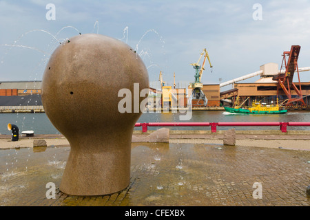 Fontana nave osservatore, Ostas Street Promenade,Costa di magazzini, noto come Venta terrapieno, Ventspils, Kurzeme, Lettonia Foto Stock
