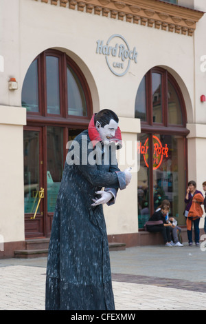 Vampiro umano statua sulla Piazza del Mercato di Cracovia, Città Vecchia, Cracovia, Malopolska Provincia, Polonia Foto Stock