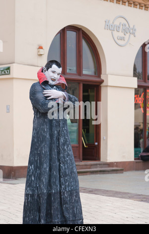 Vampiro umano statua sulla Piazza del Mercato di Cracovia, Città Vecchia, Cracovia, Malopolska Provincia, Polonia Foto Stock