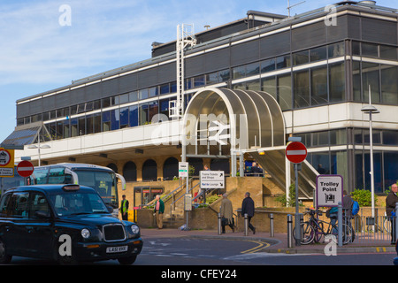 Stazione di lettura, Forbury la strada di ingresso,Reading, Berkshire, Inghilterra, Regno Unito Foto Stock