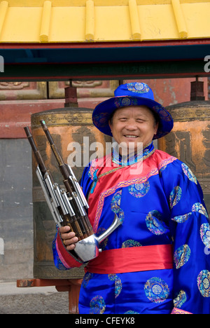 Musicista cinese in costume tradizionale, Tempio Puning, Chengde, Hebei, Cina e Asia Foto Stock