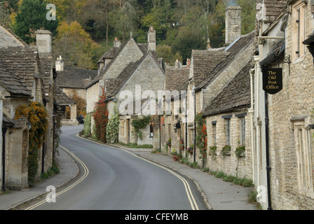 Strada principale attraverso il villaggio di Castle Combe, Wiltshire, Cotswolds, England, Regno Unito, Europa Foto Stock