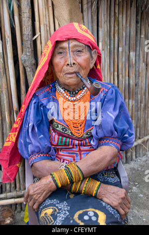 La Kuna donna fumare una tubazione, Playon Chico Village, isole San Blas (Kuna Yala isole), Panama, America Centrale Foto Stock