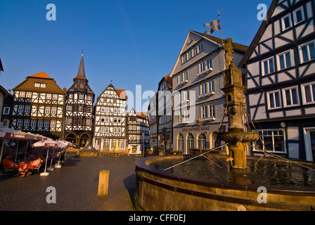 La piazza della città con le sue tipiche case a graticcio in Fritzlar, Hesse, Germania, Europa Foto Stock