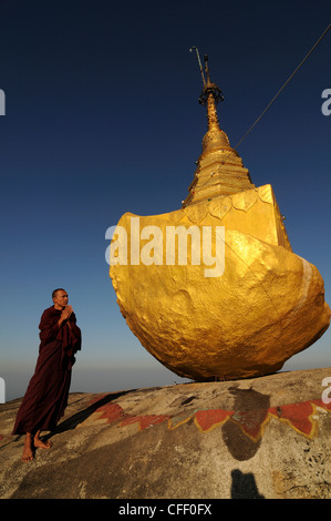 Monaco pregando sulla Pagoda Kyaiktiyo conosciuta come golden rock sulla sommità del monte Kyaiktiyo, Myanmar, Asia Foto Stock