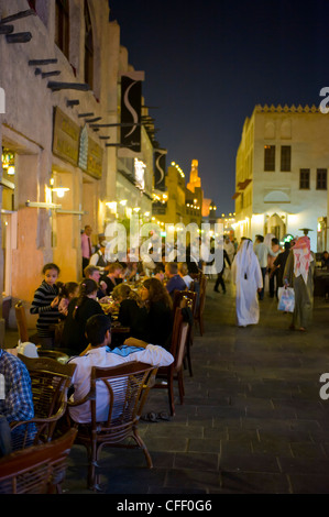 I visitatori nel rinnovato Bazar Souq Waqif, Doha, Qatar, Medio Oriente Foto Stock