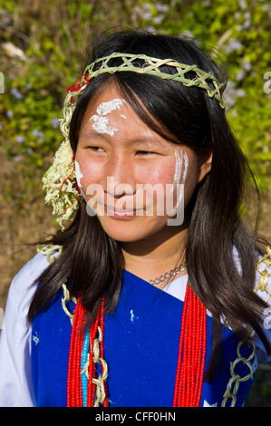 Tradizionalmente Vestiti donna dalle tribù Hillmiri vicino Daporjio, Arunachal Pradesh, il Nordest dell India, India, Asia Foto Stock