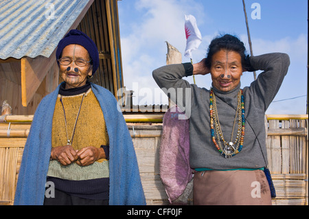 Il vecchio le donne della tribù Apatani famosa per i pezzi di legno nei loro naso per renderli brutti, Ziro, Arunachal Pradesh, India Foto Stock