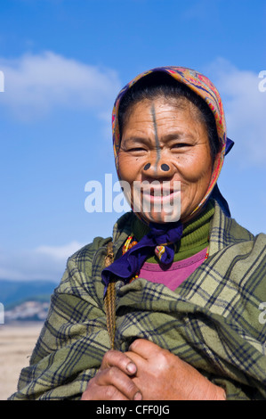 Vecchia donna della tribù Apatani famosa per i pezzi di legno nei loro naso per renderli brutti, Ziro, Arunachal Pradesh, India Foto Stock