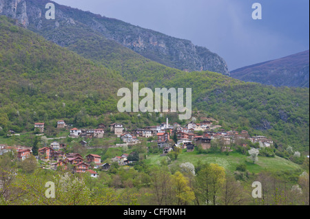 Villaggio di montagna di Mavrovo National Park, Macedonia, Europa Foto Stock