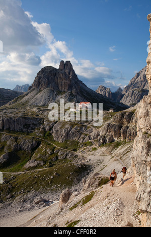 Rifugio Locatelli sulle Tre Cime di Lavaredo a piedi, Dolomiti, Alpi orientali, Alto Adige, Provincia Autonoma di Bolzano, Italia, Europa Foto Stock