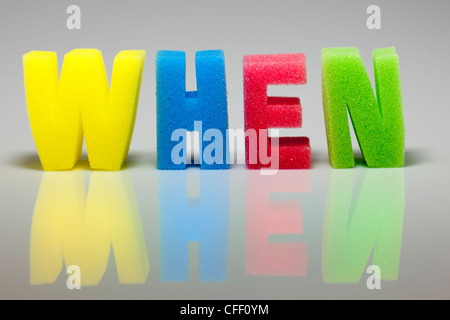 Quando enunciato in spugna colorata lettere Foto Stock