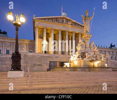Fontana con Pallas Athene statua che si trova nella parte anteriore della Casa del Parlamento, 1. Bezirk, Vienna, Austria, Europa Foto Stock