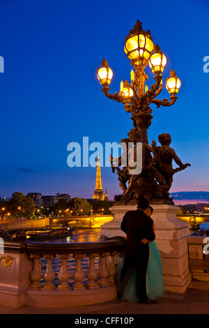 Torre Eiffel visto dal Pont Alexandre III (Alexander III Bridge) di notte, Parigi, Francia, Europa Foto Stock