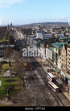 Le persone e gli autobus su Princes Street di Edimburgo, in Scozia, Regno Unito, Europa Foto Stock