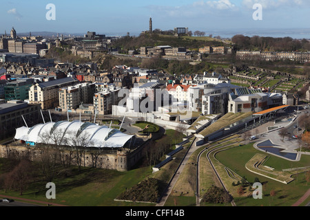 Il Parlamento scozzese si erge in primo piano, sotto Calton Hill, a Edimburgo, Scozia, Regno Unito, Europa Foto Stock