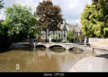 Un pittoresco villaggio inglese di Bourton sull'acqua, popolare tra i visitatori, è conosciuto come ‘piccola Venezia’ o 'Venezia dei Cotswolds' nel Cotswold Foto Stock