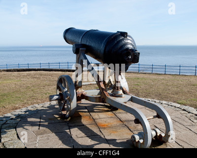 Un vecchio cannone russo sul promontorio Heugh Hartlepool Co. Durham un trofeo di guerra di Crimea presentato a Hartlepool 1857 Foto Stock