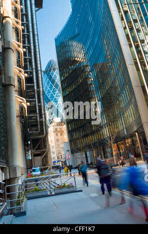 Lloyds,sulla sinistra, con il Gherkin (30 St Mary Axe) in background, City of London, Londra, Inghilterra, Regno Unito Foto Stock